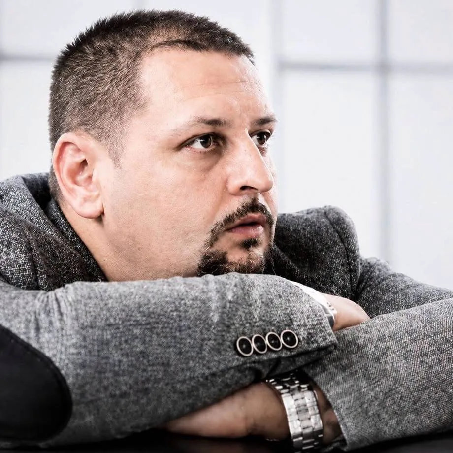 Portrait of Daniel Roșca, Commercial Strategy Architect at UNRIVALS, speaker in Panel 3 of the Sibiu forum